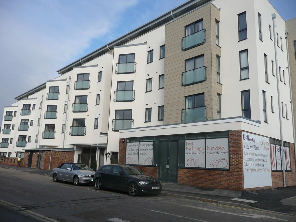 Addlestone 1 bed flat £215,000