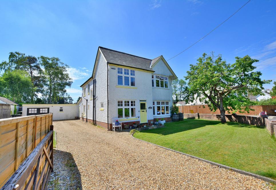 Moorlands Road, West Moors, BH22 0JW 4 bed detached house £600,000