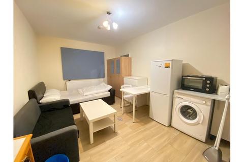 Studio to rent, Fleetwood Road, Willesden Green / Dollis Hill NW10