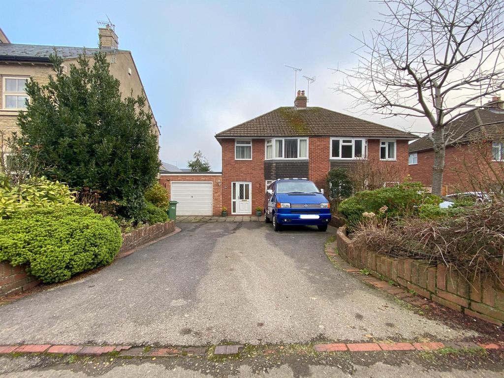 Woodmancote, Dursley, GL11 4AG 3 bed semidetached house £275,000