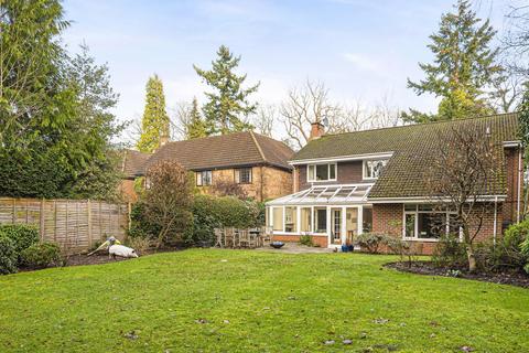 Braidwood Coldharbour Road, West Byfleet, KT14 6JN