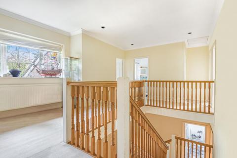 Braidwood Coldharbour Road, West Byfleet, KT14 6JN