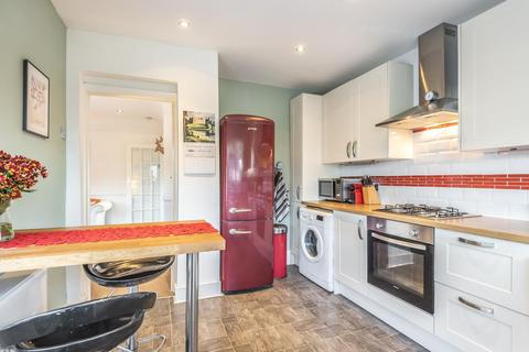 2a Perth Close, London, SW20 0AJ