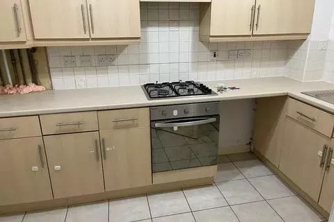 2 Bedroom purpose built flat available to let in