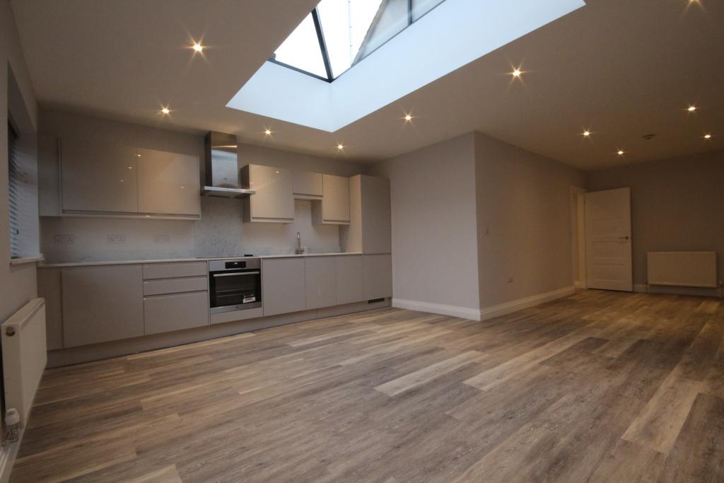 Blackamoor Lane MAIDENHEAD Berkshire 3 bed semidetached house £2,250 pcm (£519 pw)