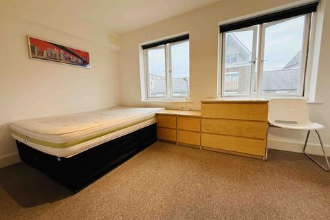 1 bedroom in a house share to rent, St Davids Square, London E14