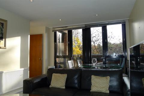 3 bedroom apartment to rent, Britten Close, London