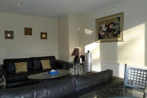 3 bedroom apartment to rent, Britten Close, London