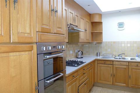 3 bedroom apartment to rent, Britten Close, London