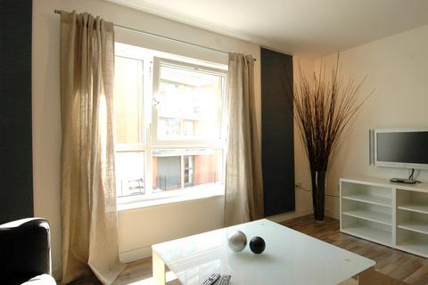 1 bedroom in a flat share to rent, Westferry Road, London E14