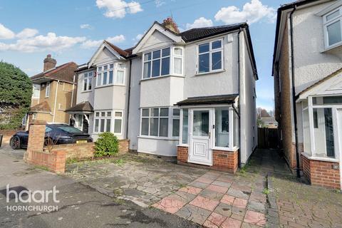 3 bedroom semi-detached house to rent, Arundel Road, Romford