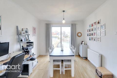 3 bedroom semi-detached house to rent, Arundel Road, Romford