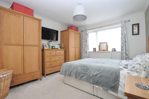 6 Chatfield Drive, Guildford, GU4 7XP