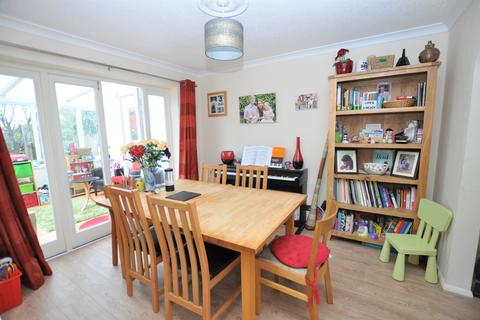 6 Chatfield Drive, Guildford, GU4 7XP