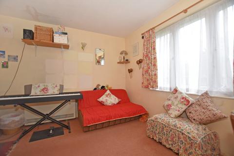 8 Alders Close, London, E11 3RZ