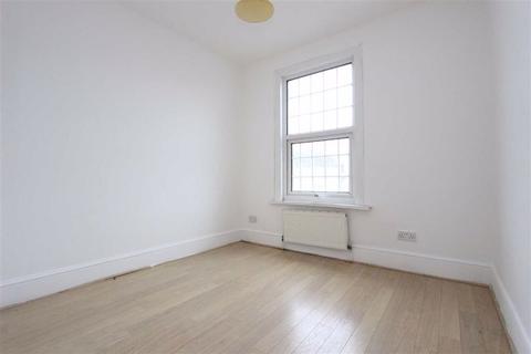 5 Oakwood Gardens, Ilford, IG3 9TY