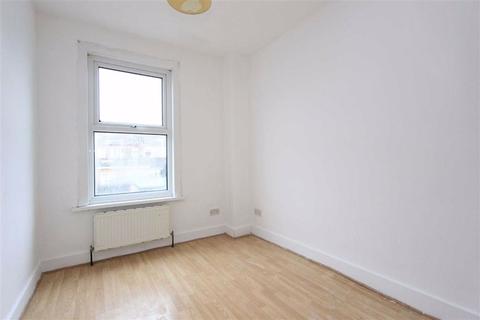 5 Oakwood Gardens, Ilford, IG3 9TY