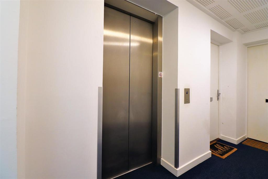 Stairs/Lift