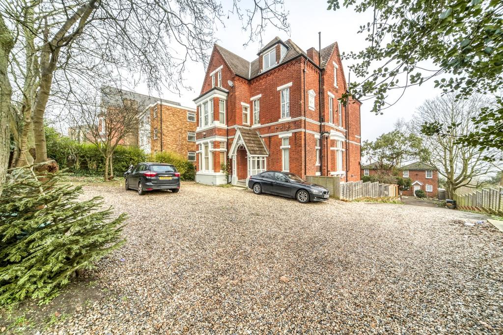South Norwood Hill, London, SE25 2 bed apartment for sale £350,000