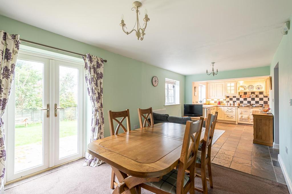 Family/kitchen/dining
