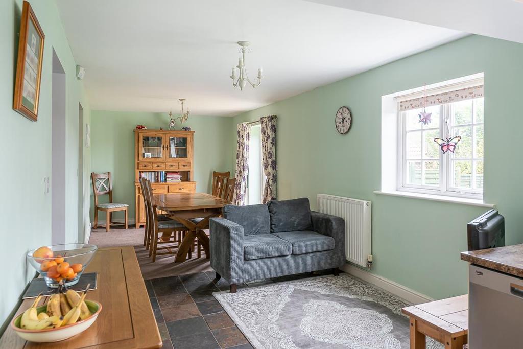 Family/kitchen/dining