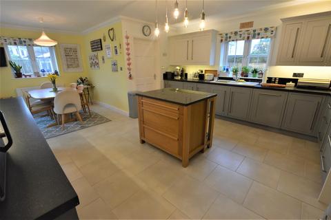 4 Clos Bronheulog, Burry Port, SA16 0BA