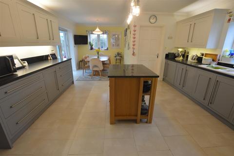 4 Clos Bronheulog, Burry Port, SA16 0BA