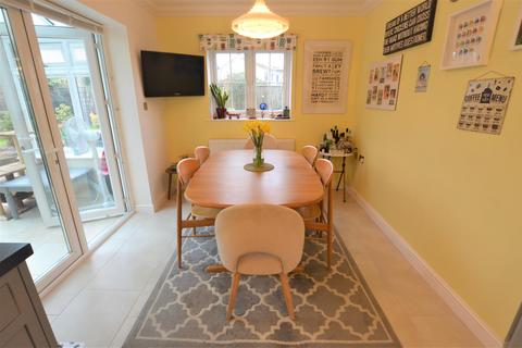 4 Clos Bronheulog, Burry Port, SA16 0BA