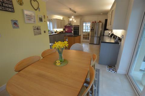 4 Clos Bronheulog, Burry Port, SA16 0BA