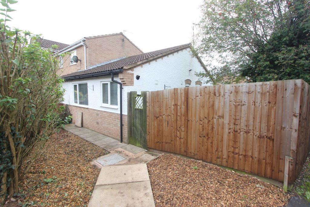 Moore Road, Barwell 2 bed bungalow £690 pcm (£159 pw)