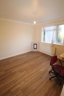 2 bedroom flat to rent, Woodgrange Close, Kenton HA3 0XH