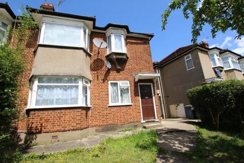 2 bedroom flat to rent, Woodgrange Close, Kenton HA3 0XH