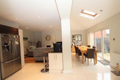 8 Prestwood Avenue, Harrow, HA3 8JZ