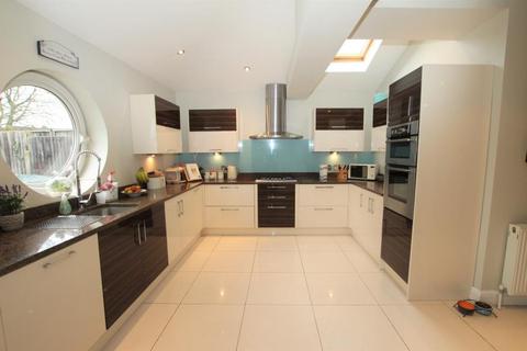 8 Prestwood Avenue, Harrow, HA3 8JZ