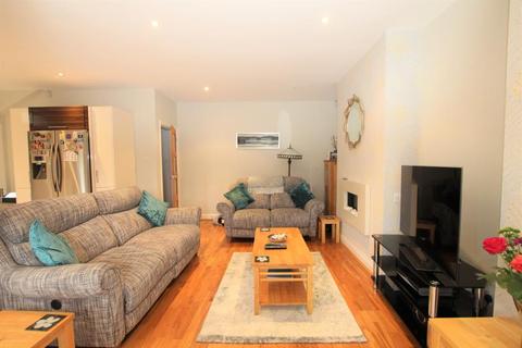 8 Prestwood Avenue, Harrow, HA3 8JZ