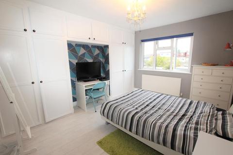 8 Prestwood Avenue, Harrow, HA3 8JZ
