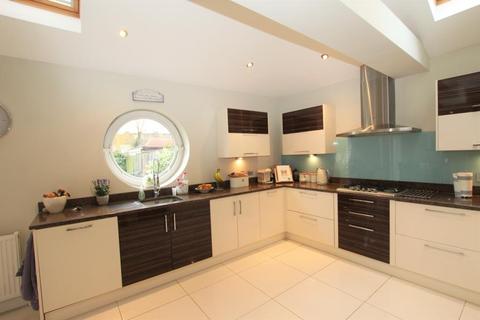 8 Prestwood Avenue, Harrow, HA3 8JZ
