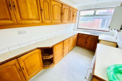 3 bedroom semi-detached house to rent, Hagley View Road, Dudley, DY2 8QP