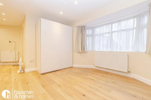 Studio to rent, Garrick Avenue, Golders Green