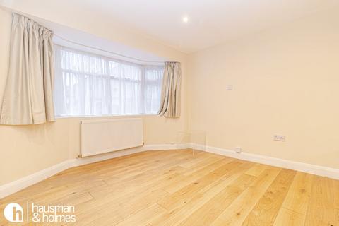 Studio to rent, Garrick Avenue, Golders Green