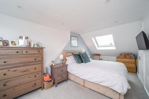 25 Queens Road, New Malden, KT3 6BY