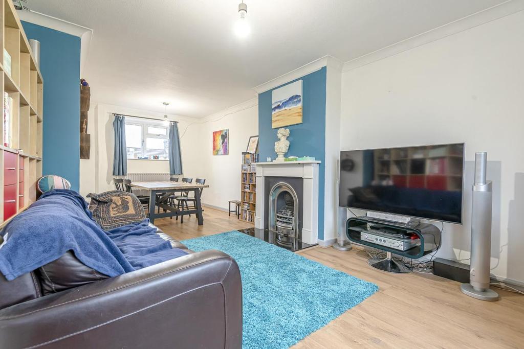Melody Road, Wandsworth 3 bed flat £450,000