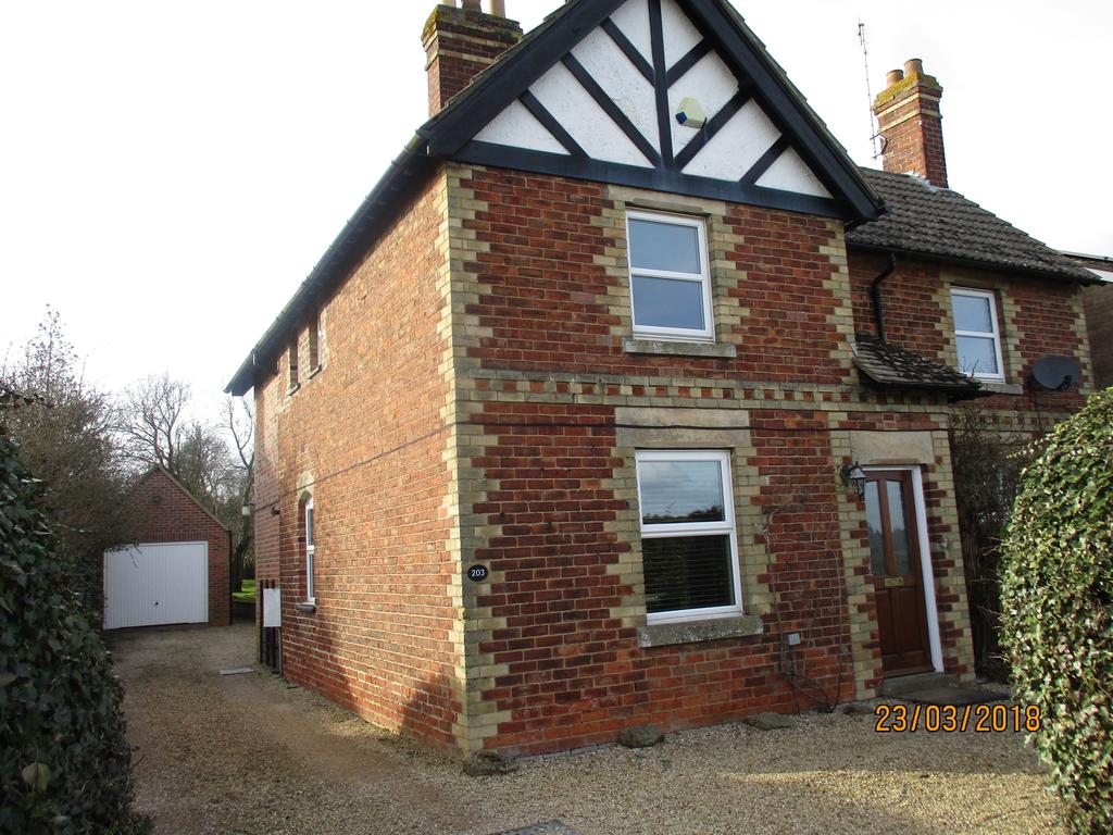 Brooke Road, Oakham LE15 4 bed detached house £1,250 pcm (£288 pw)