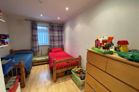 100 Withy Mead, London, E4 6JW