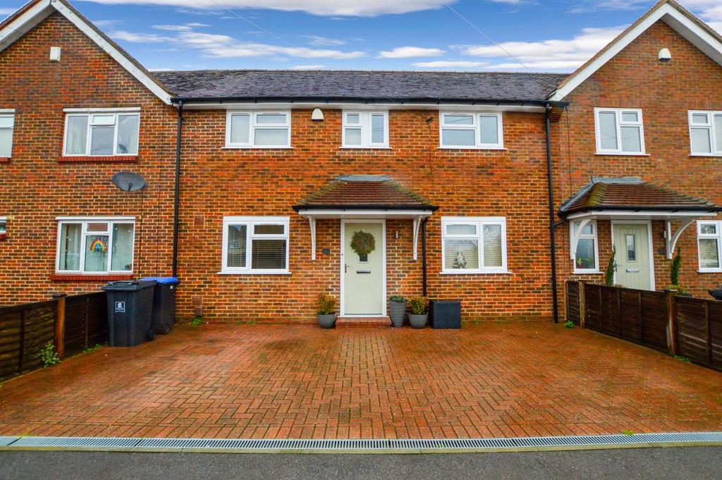 Rydens Way, Woking, Surrey, GU22 4 bed terraced house £2,250 pcm (£