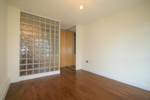 35 Cheriton Close, London, W5 1TR