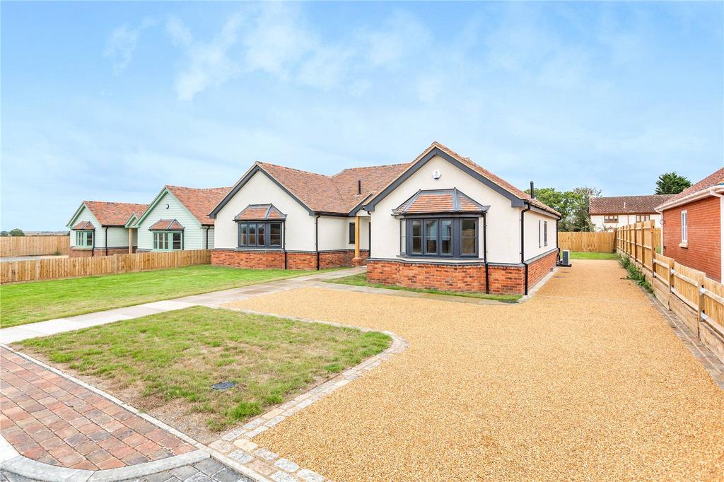 Charwood Mews, BurnhamOnCrouch, CM0 2 bed bungalow £575,000