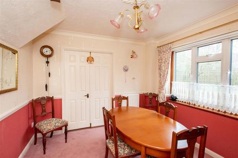 12 Pinecrest Gardens, Orpington, BR6 7WA