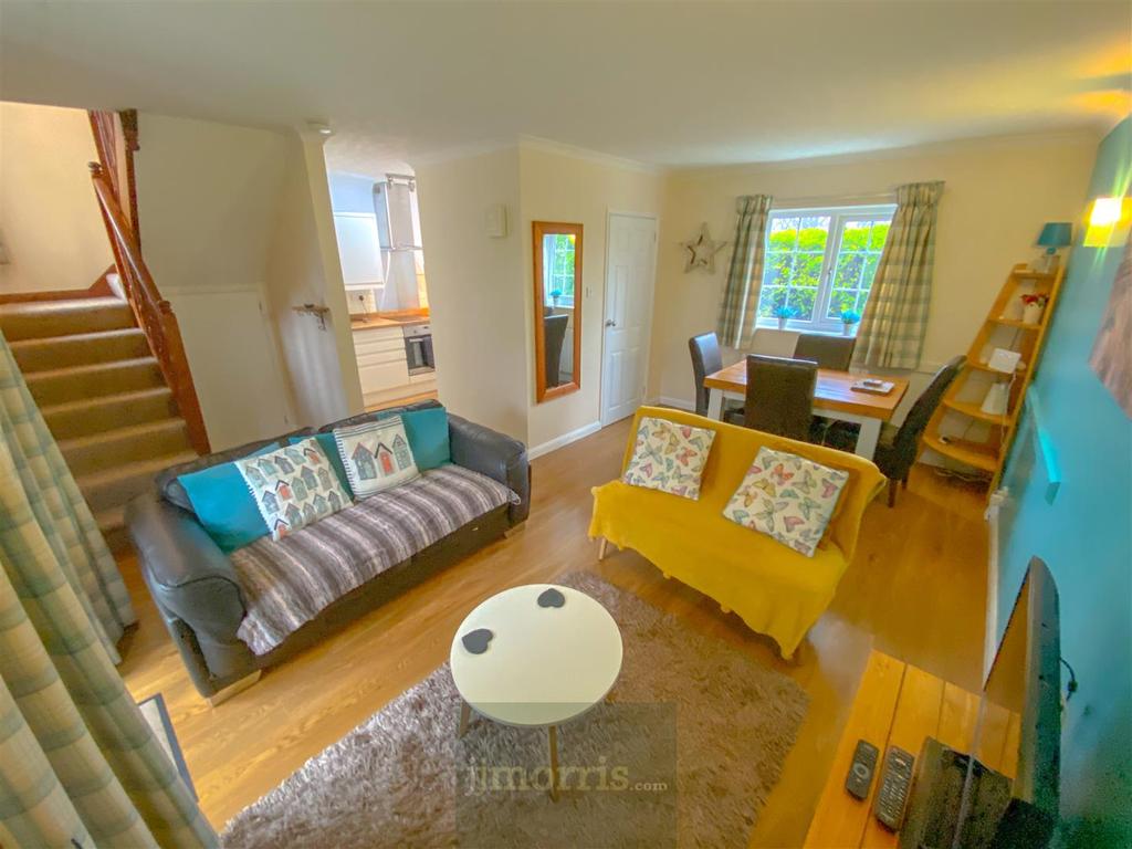 'L' Shaped Living / Dining Room