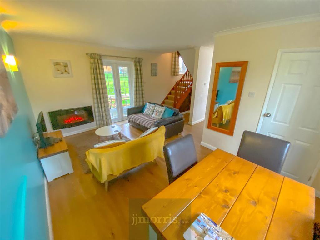 'L' Shaped Living / Dining Room